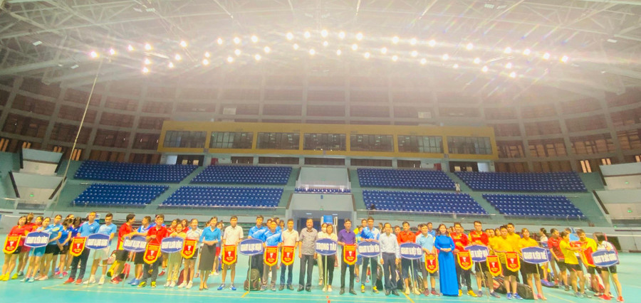 Các đại biểu tặng Cờ lưu niệm, động viên các đội và vận động viên thi đấu. Các đại biểu tặng Cờ lưu niệm, động viên các đội và vận động viên thi đấu.