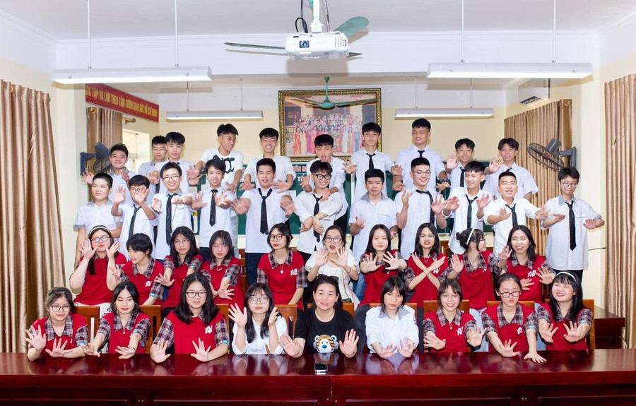 Hình ảnh lưu niệm của cô Đinh Thị Hảo cùng học trò. Hình ảnh lưu niệm của cô Đinh Thị Hảo cùng học trò.