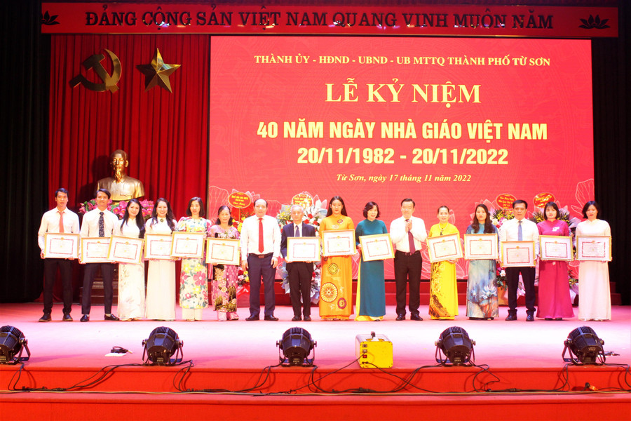 Lãnh đạo thành phố Từ Sơn trao thưởng cho tập thể, cá nhân có thành tích xuất sắc. Lãnh đạo thành phố Từ Sơn trao thưởng cho tập thể, cá nhân có thành tích xuất sắc.