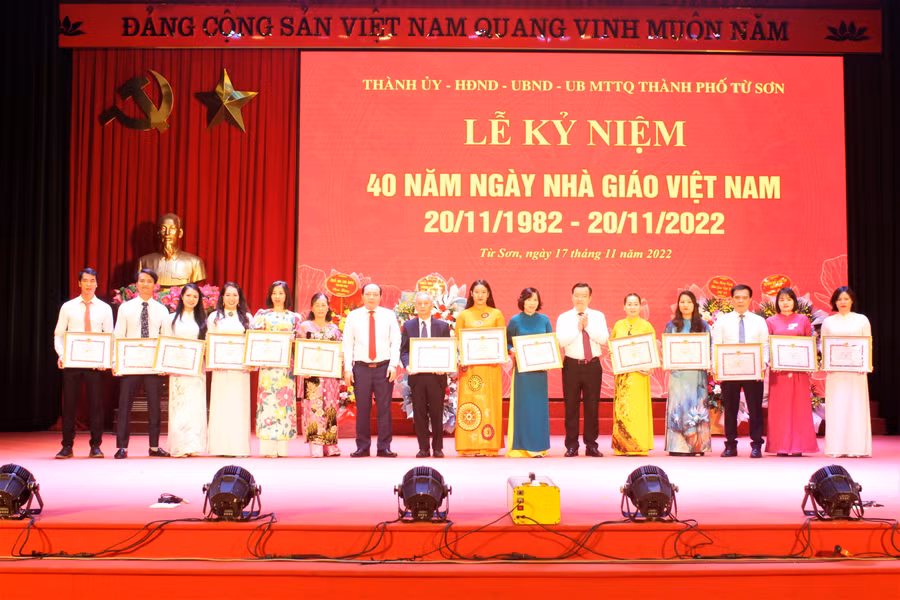 Lãnh đạo thành phố Từ Sơn trao thưởng cho tập thể, cá nhân có thành tích xuất sắc.