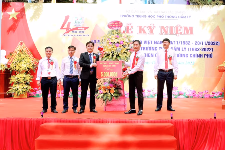 Lãnh đạo huyện Lục Nam chúc mừng 40 năm ngày thành lập Trường THPT Cẩm Lý.