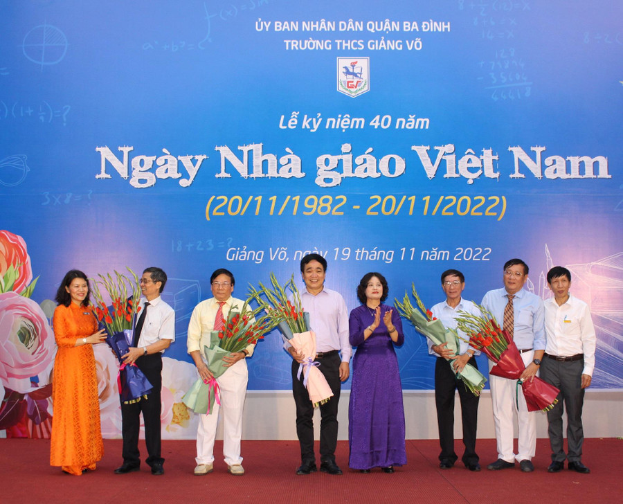 Ban giám hiệu Trường THCS Giảng Võ tri ân thầy cô nguyên là cán bộ quản lý của nhà trường. Ban giám hiệu Trường THCS Giảng Võ tri ân thầy cô nguyên là cán bộ quản lý của nhà trường.