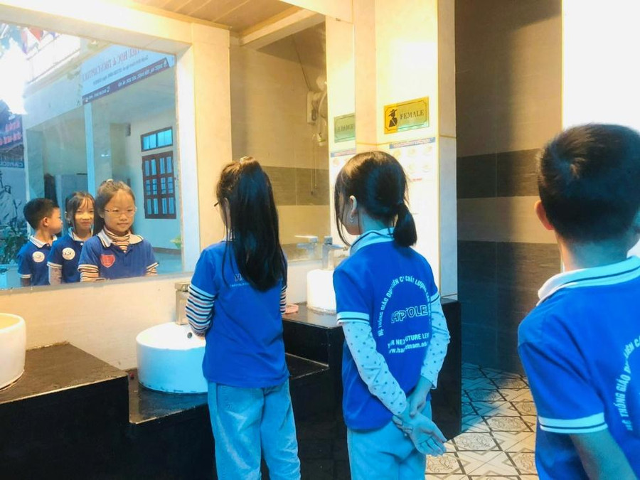 Vệ sinh môi trường, rửa tay với xà phòng thường xuyên giúp giảm thiểu nguy cơ lây nhiễm dịch bệnh trong mùa mưa lũ. Vệ sinh môi trường, rửa tay với xà phòng thường xuyên giúp giảm thiểu nguy cơ lây nhiễm dịch bệnh trong mùa mưa lũ.