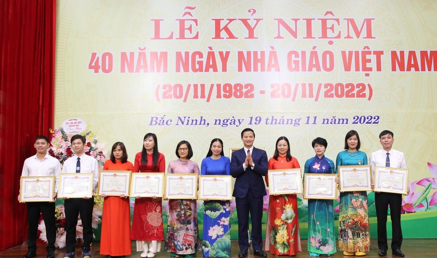 Phó Chủ tịch Thường trực UBND tỉnh Bắc Ninh Vương Quốc Tuấn trao Bằng khen của UBND tỉnh cho các cá nhân. Phó Chủ tịch Thường trực UBND tỉnh Bắc Ninh Vương Quốc Tuấn trao Bằng khen của UBND tỉnh cho các cá nhân.