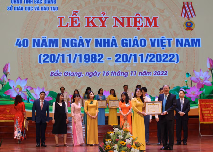 Giám đốc Sở GD&ĐT Bắc Giang khen thưởng giáo viên tiêu biểu tại lễ kỷ niệm 40 năm Ngày Nhà giáo Việt Nam.