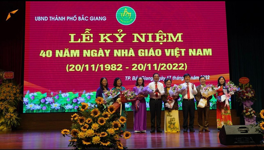 Lãnh đạo thành phố Bắc Giang chúc mừng, tri ân nhà giáo Nhân dân, nhà giáo ưu tú. Lãnh đạo thành phố Bắc Giang chúc mừng, tri ân nhà giáo Nhân dân, nhà giáo ưu tú.
