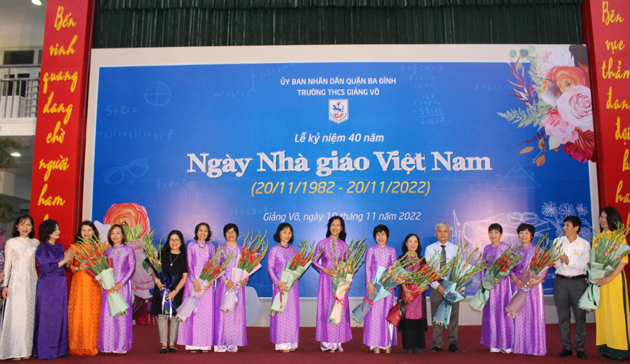Ban giám hiệu Trường THCS Giảng Võ tri ân các thế hệ thầy cô giáo nhà trường nhân dịp kỷ niệm 40 năm Ngày Nhà giáo Việt Nam. Ban giám hiệu Trường THCS Giảng Võ tri ân các thế hệ thầy cô giáo nhà trường nhân dịp kỷ niệm 40 năm Ngày Nhà giáo Việt Nam.