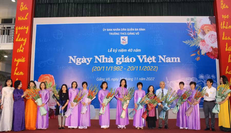 Ban giám hiệu Trường THCS Giảng Võ tri ân các thế hệ thầy cô giáo nhà trường nhân dịp kỷ niệm 40 năm Ngày Nhà giáo Việt Nam.