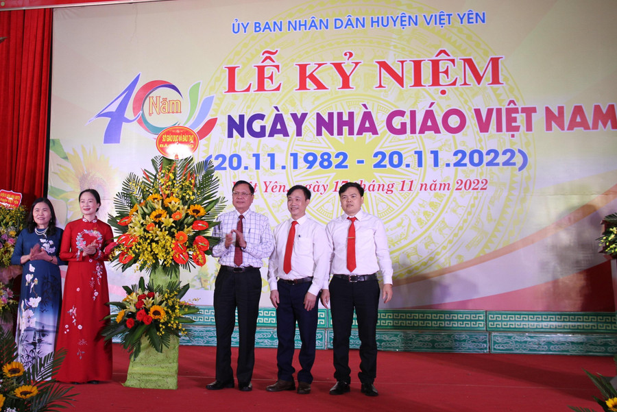 Sở GD&amp;ĐT Bắc Giang chúc mừng ngành GD&amp;ĐT huyện Việt Yên nhân kỷ niệm 40 năm Ngày Nhà giáo Việt Nam.