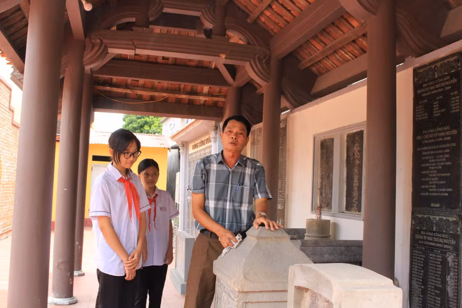 Ông Nguyễn Văn Điết cùng các cháu học sinh trong dòng họ Nguyễn - Kim Đôi ôn lại truyền thồng dòng họ.