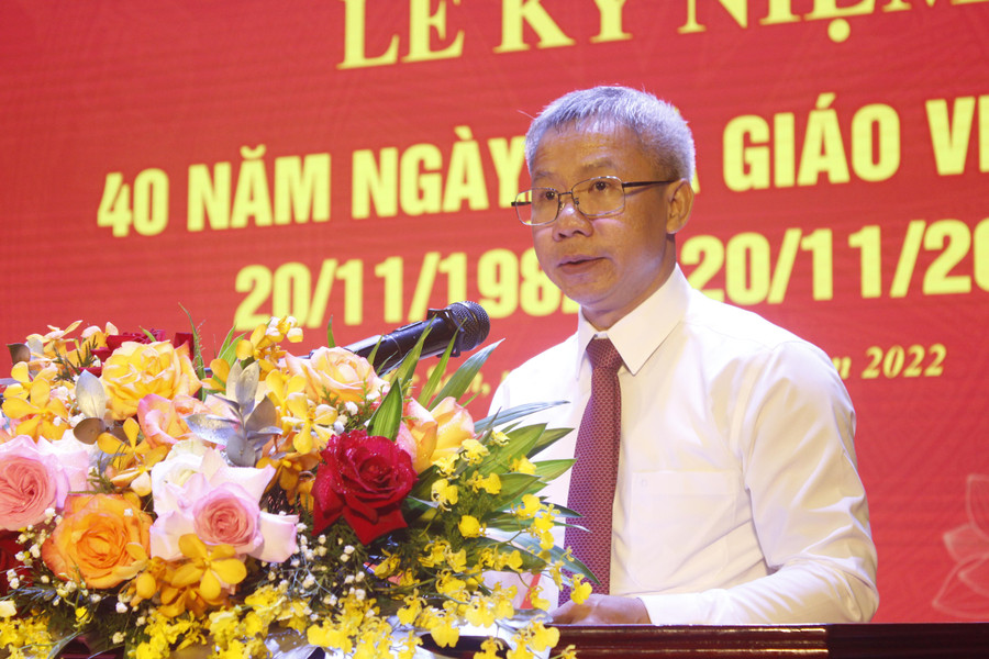 Ông Nguyễn Văn Dũng - Trưởng phòng GD&ĐT TP Từ Sơn báo cáo tại lễ kỷ niệm. Ông Nguyễn Văn Dũng - Trưởng phòng GD&ĐT TP Từ Sơn báo cáo tại lễ kỷ niệm.