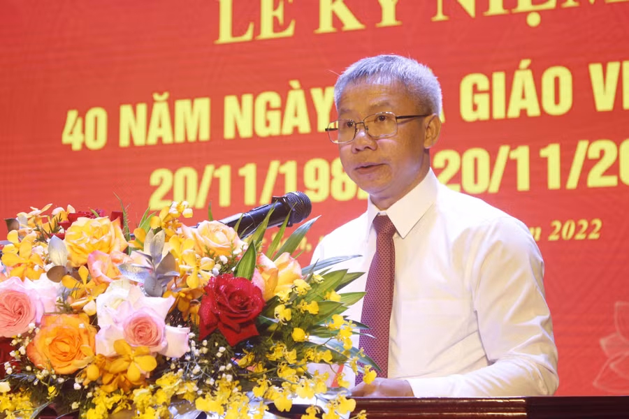 Ông Nguyễn Văn Dũng - Trưởng phòng GD&amp;ĐT TP Từ Sơn báo cáo tại lễ kỷ niệm.