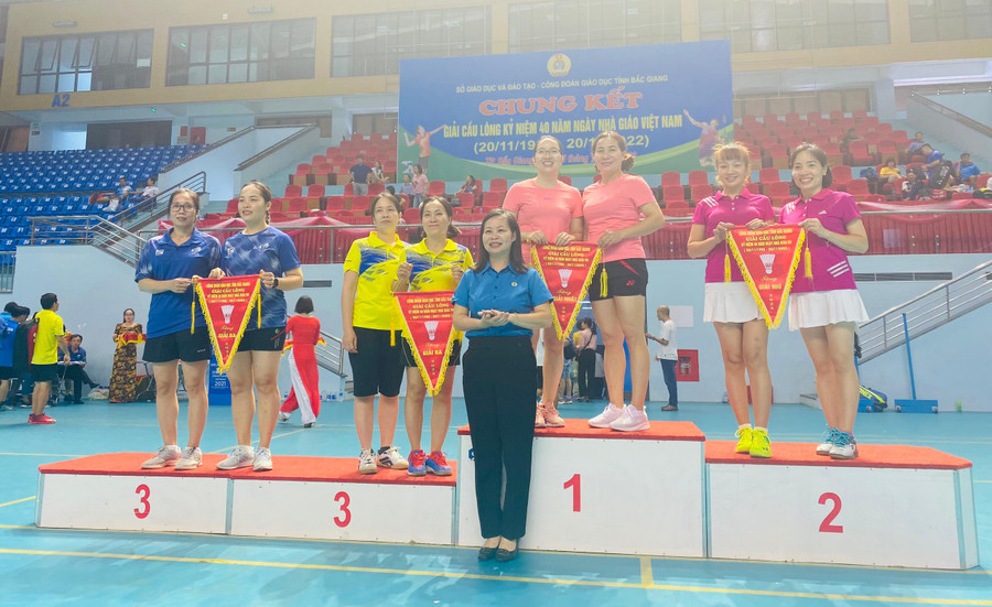 Ban Tổ chức trao giải cho nhóm đôi nữ các đơn vị trực thuộc. Ban Tổ chức trao giải cho nhóm đôi nữ các đơn vị trực thuộc.