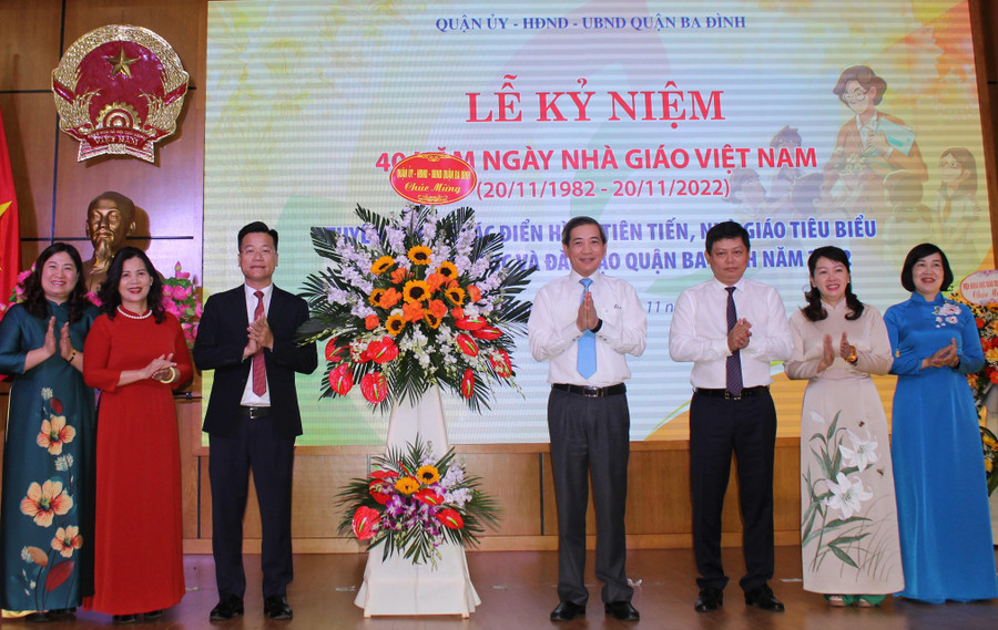 Lãnh đạo quận Ba Đình chúc mừng ngành GD&ĐT quận nhân kỷ niệm 40 năm Ngày Nhà giáo Việt Nam. Lãnh đạo quận Ba Đình chúc mừng ngành GD&ĐT quận nhân kỷ niệm 40 năm Ngày Nhà giáo Việt Nam.