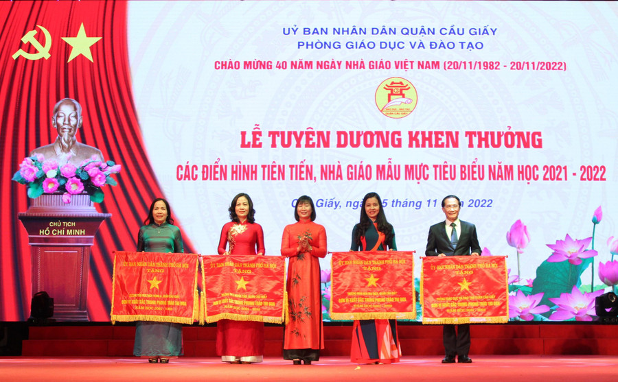 Phòng GD&ĐT quận Cầu Giấy đón nhận Cờ thi đua. Phòng GD&ĐT quận Cầu Giấy đón nhận Cờ thi đua.