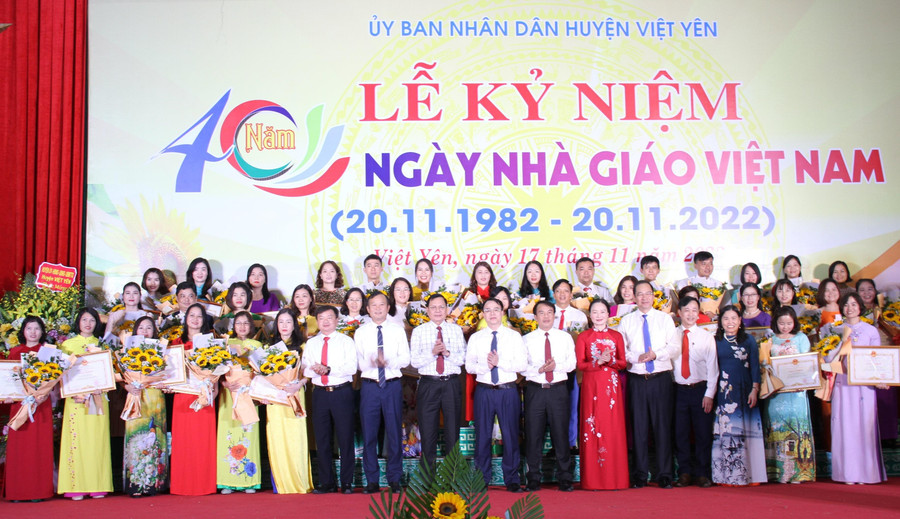 Lãnh đạo Sở GD&amp;ĐT, huyện Việt Yên chúc mừng ngành GD&amp;ĐT huyện Việt Yên nhân kỷ niệm 40 năm Ngày Nhà giáo Việt Nam 20/11.