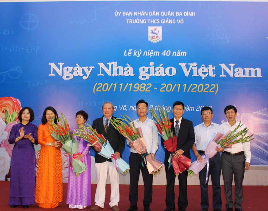 Ban giám hiệu Trường THCS Giảng Võ tri ân lãnh đạo, nguyên lãnh đạo Phòng GD&ĐT quận Ba Đình. Ban giám hiệu Trường THCS Giảng Võ tri ân lãnh đạo, nguyên lãnh đạo Phòng GD&ĐT quận Ba Đình.
