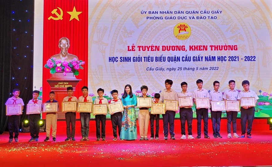 Lãnh đạo quận Cầu Giấy khen thưởng các học sinh tiêu biểu trên địa bàn quận năm học 2021 - 2022.