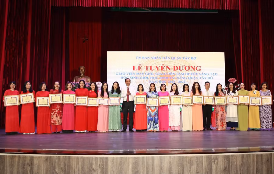 Lãnh đạo quận Tây Hồ trao thưởng cho giáo viên dạy giỏi, giáo viên tâm huyết, sáng tạo 