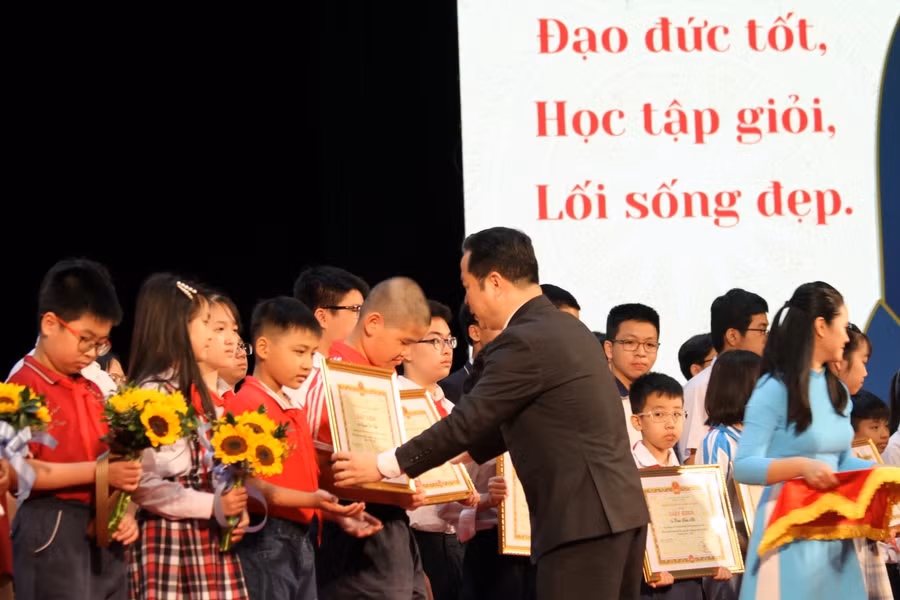 Lãnh đạo Sở GD&amp;ĐT Hà Nội trao giấy khen cho các học sinh tiêu biểu, học giỏi, đạt thành tích trong các phong trào thi đua, hoạt động ngoại khóa và công tác xã hội