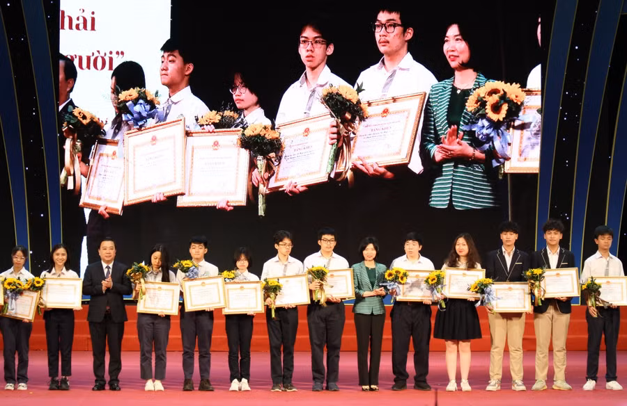 Lãnh đạo thành phố Hà Nội tặng bằng khen cho các học sinh đạt giải tại kỳ thi khoa học kỹ thuật cấp quốc gia
