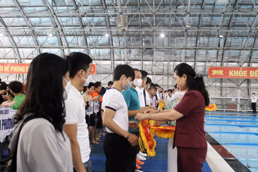 Lãnh đạo Sở GD&amp;ĐT Hà Nội tặng cờ và động viên các đội dự giải