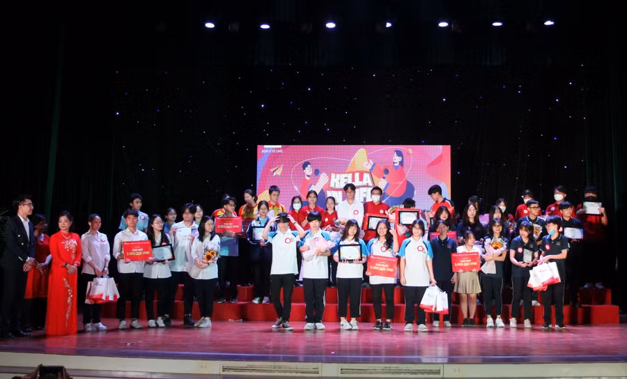 Ban tổ chức trao giải thưởng cho các thí sinh