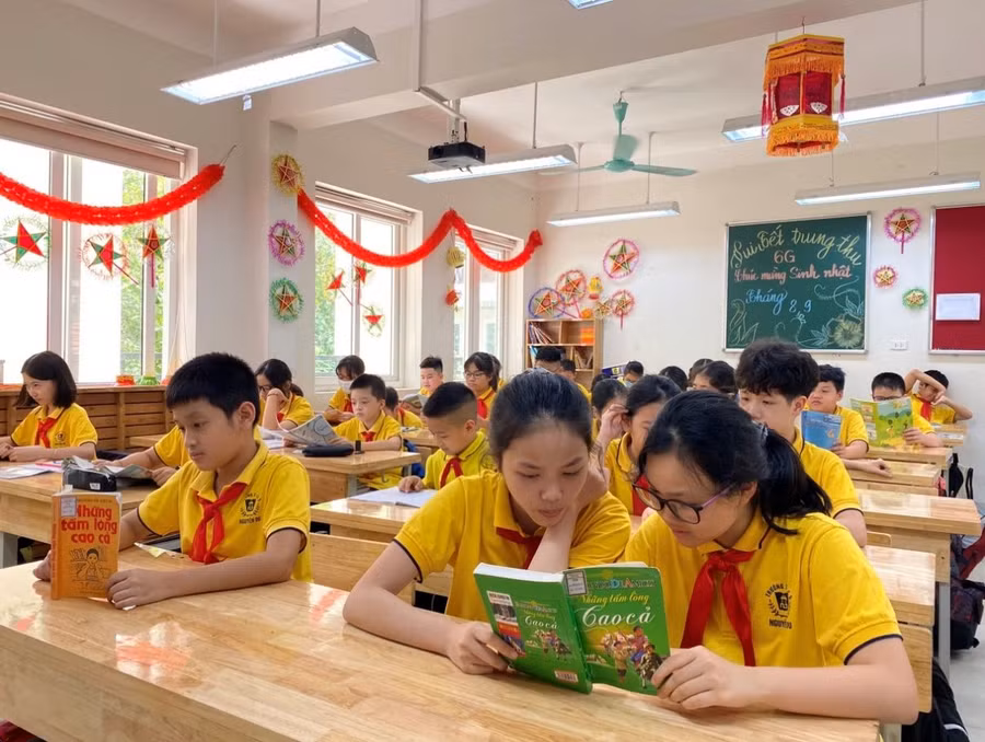 Học sinh Trường THCS Nguyễn Du (Quận Hoàn Kiếm, Hà Nội) đọc sách trong tiết học thư viện