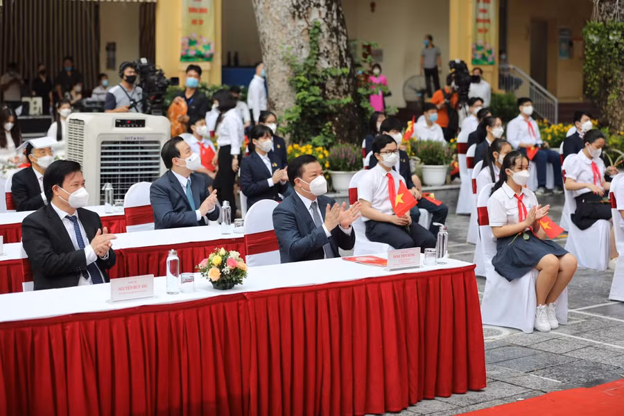 Các đại biểu dự lễ khai giảng.