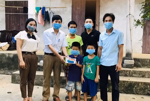 Trường Tiểu học Vân Hòa (Ba Vì) tặng điện thoại cho học sinh.