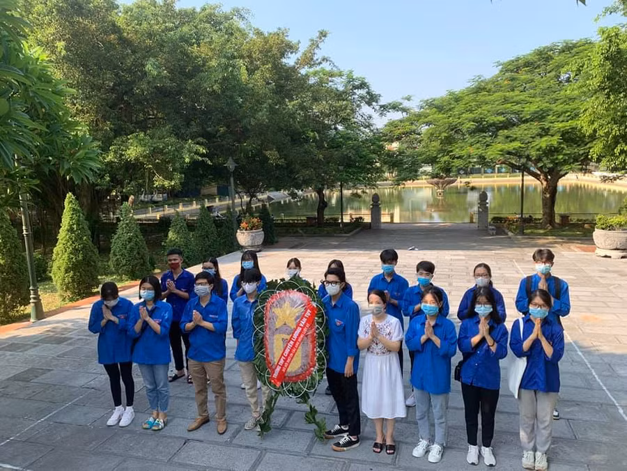 Học sinh Ninh Bình tham gia hoạt động viếng nghĩa trang liệt sỹ.