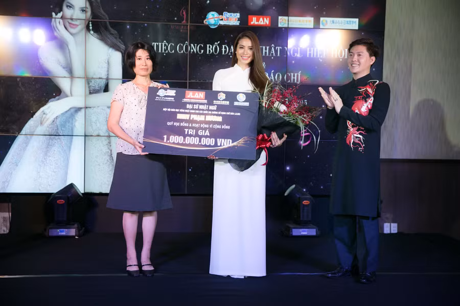 Thầy Duy Anh trao học bổng của Hiệp hội giáo dục tiếng Nhật dành cho các quốc gia không sử dụng chữ Hán