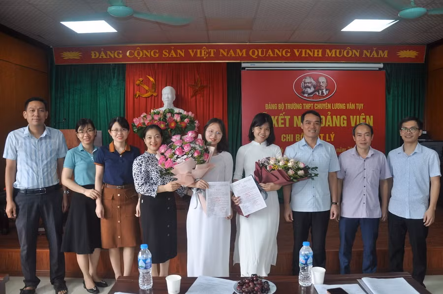 Học sinh có kết quả học tập, rèn luyện tốt được giới thiệu kết nạp Đảng.