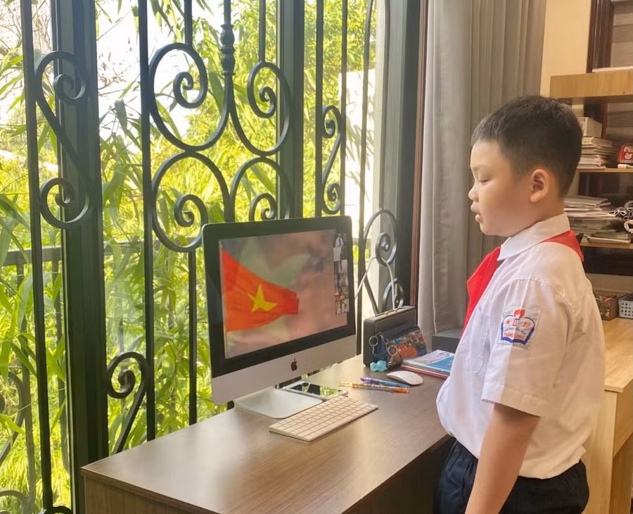 Giờ chào cờ đầu tuần của học sinh Trường Tiểu học Thăng Long.