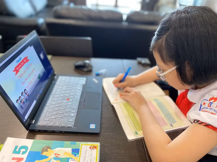 Học sinh hào hứng với giờ học trực tuyến. 