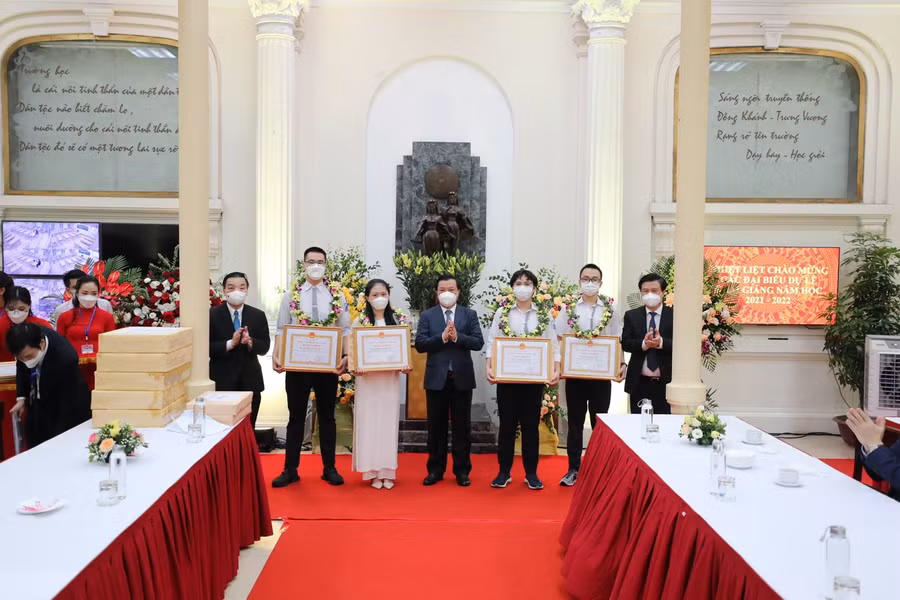 Trao bằng khen của Chủ tịch UBND TP cho các học sinh có thành tích trong các kỳ thi Olympic năm 2021.