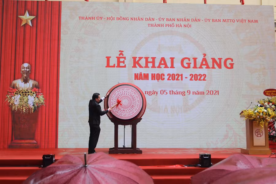 Chủ tịch UBND TP Hà Nội đánh trống khai trường.