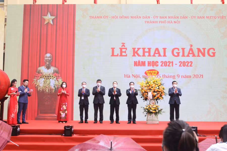 Bí thư Thành ủy Đinh Tiến Dũng đã tặng hoa chúc mừng ngành GD&amp;ĐT Hà Nội.