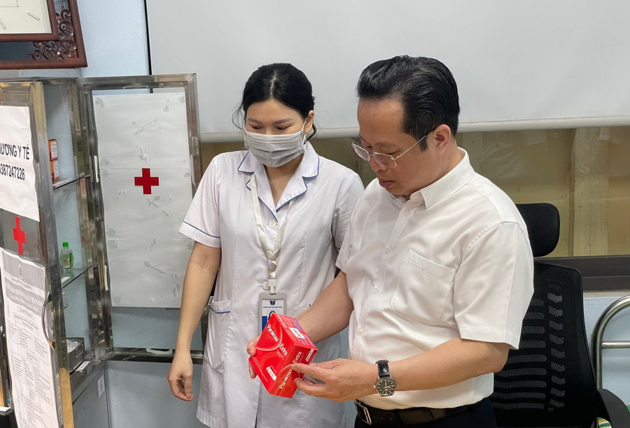 Giám đốc Sở GD&amp;ĐT kiểm tra công tác y tế tại điểm thi.