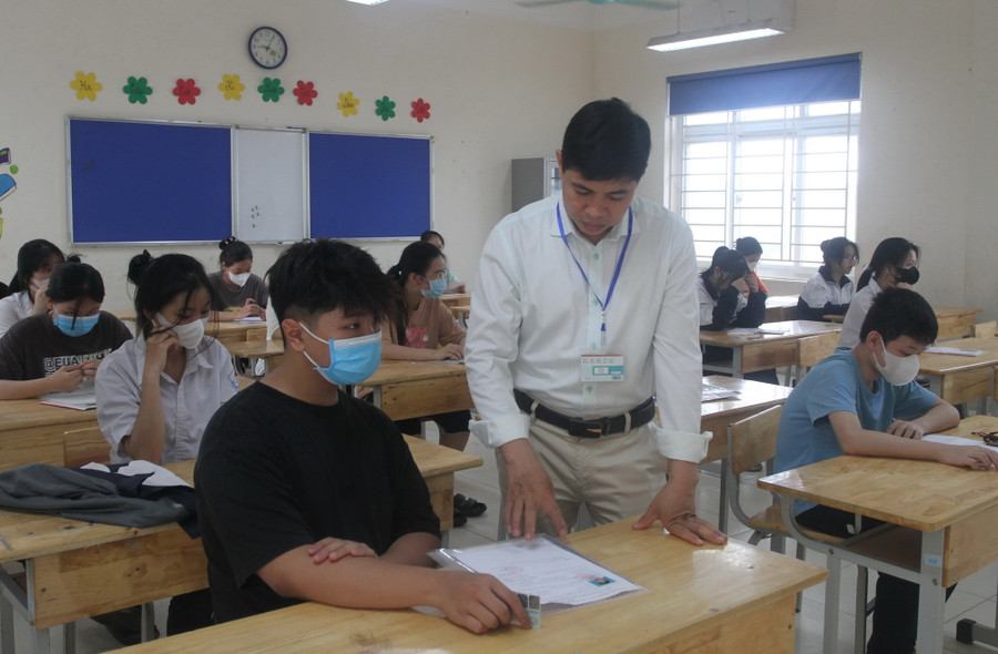 Giám thị kiểm tra thông tin dự thi của thí sinh. Giám thị kiểm tra thông tin dự thi của thí sinh.