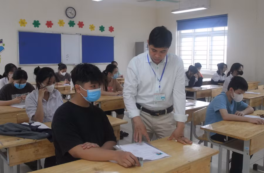 Giám thị kiểm tra thông tin dự thi của thí sinh.