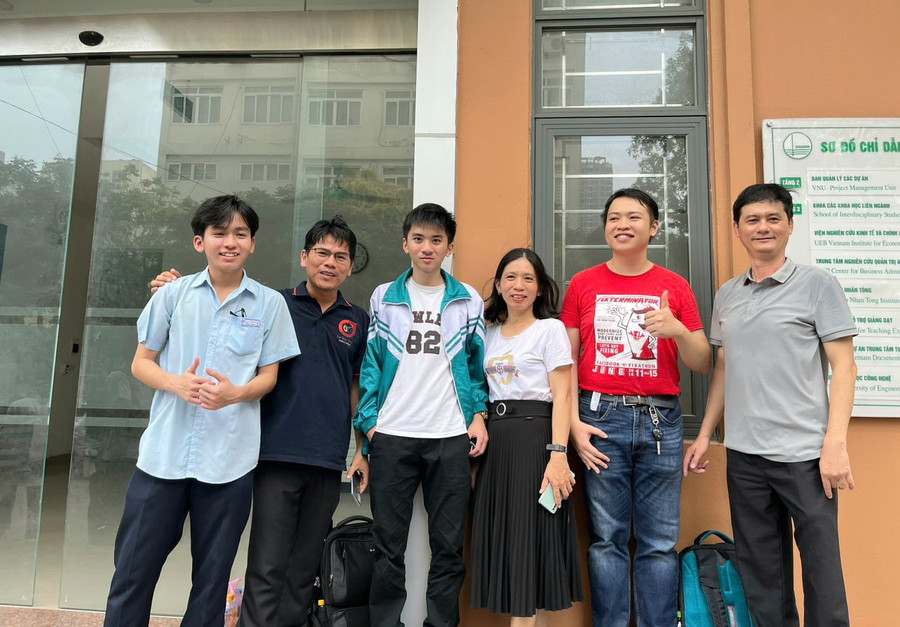 Trần Vinh Khánh cùng thầy cô và các bạn trong những ngày bồi dưỡng đội tuyển tại Hà Nội. Trần Vinh Khánh cùng thầy cô và các bạn trong những ngày bồi dưỡng đội tuyển tại Hà Nội.