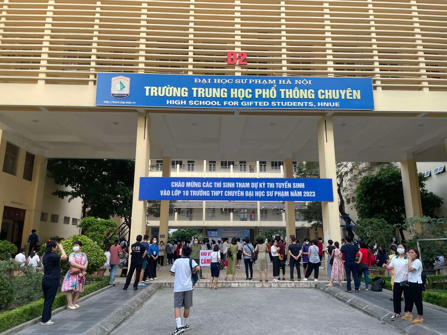 Rất đông thí sinh và có mặt tại địa điểm thi từ 5 rưỡi sáng. Rất đông thí sinh và có mặt tại địa điểm thi từ 5 rưỡi sáng.