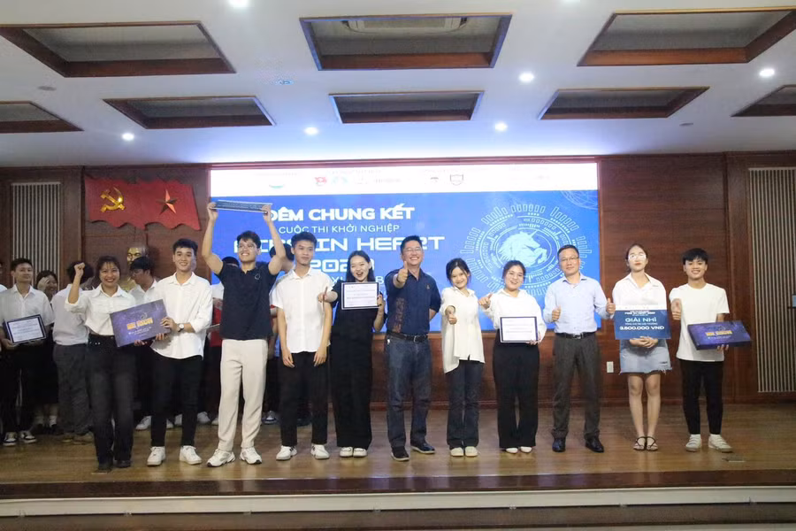 Ban tổ chức trao phần thưởng cho đội đạt giải Nhì.