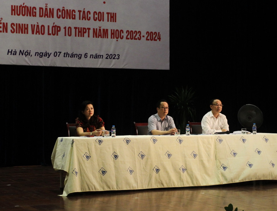 Lãnh đạo Sở GD&ĐT Hà Nội lắng nghe ý kiến từ các Phòng GD&ĐT, các nhà trường, các điểm thi. Lãnh đạo Sở GD&ĐT Hà Nội lắng nghe ý kiến từ các Phòng GD&ĐT, các nhà trường, các điểm thi.