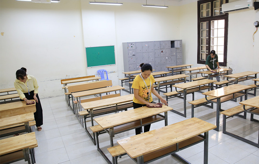 Triển khai dọn vệ sinh tại điểm thi Trường THPT Phan Đình Phùng, quận Ba Đình. Triển khai dọn vệ sinh tại điểm thi Trường THPT Phan Đình Phùng, quận Ba Đình.