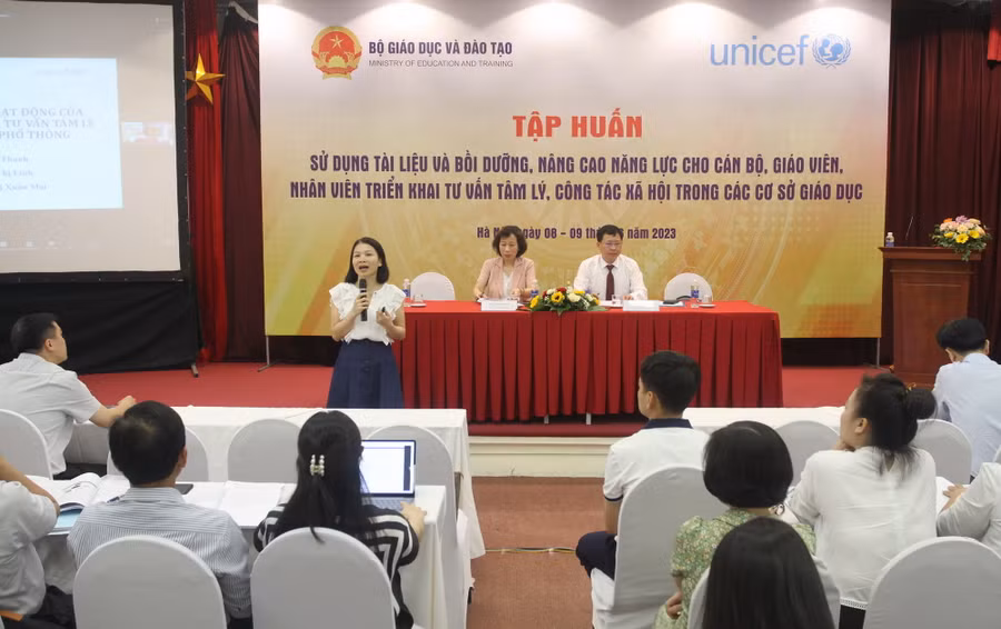 Báo cáo viên trao đổi những nội dung tại buổi tập huấn.