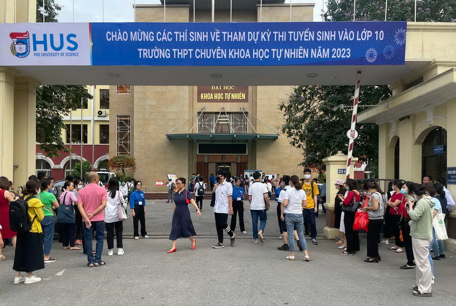 Các thí sinh dự thi tuyển sinh vào lớp 10 Trường THPT chuyên Khoa học Tự nhiên.