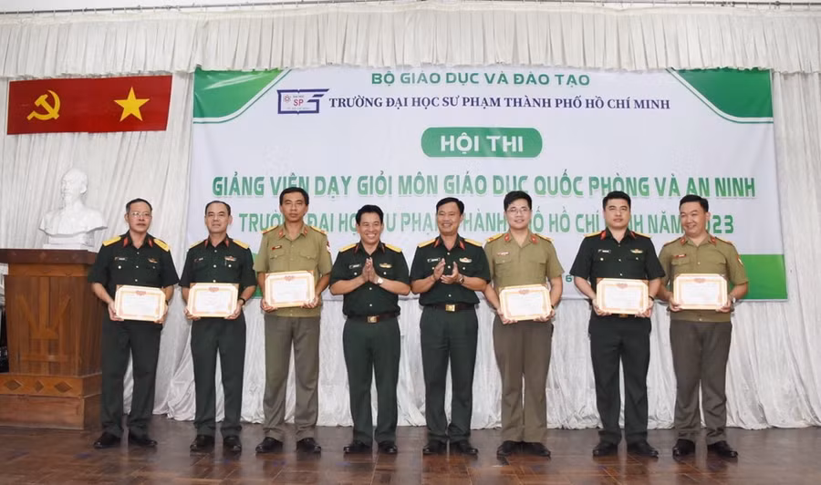 Ban tổ chức trao giải cho các giảng viên.