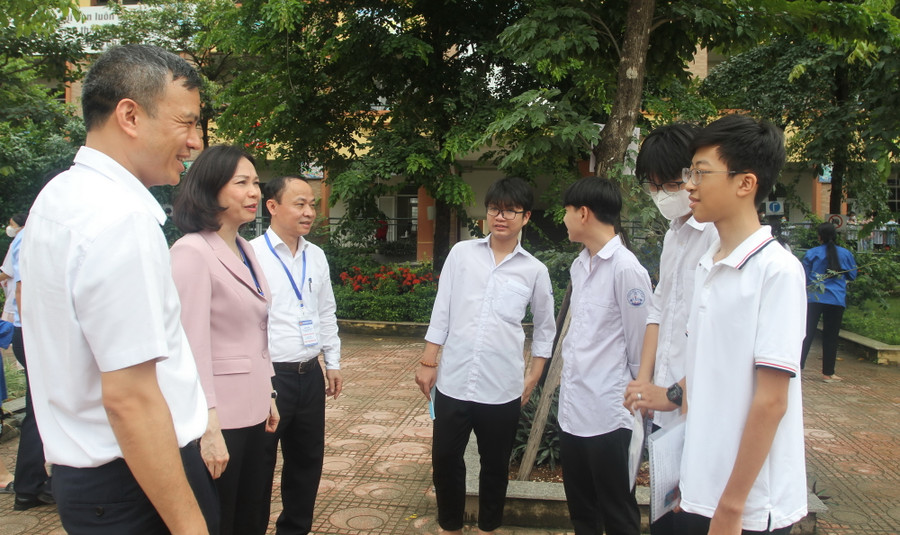 Ban chỉ đạo thi thành phố Hà Nội động viên các thí sinh trước ngày thi. Ban chỉ đạo thi thành phố Hà Nội động viên các thí sinh trước ngày thi.